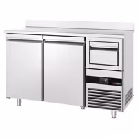 Stół chłodniczy barowy do napojów PREMIUM – 1580 x 600 mm – z 2 drzwiami, rantem i odbijakiem do kawy