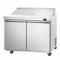 Stół przygotowawczy PREMIUM – 1230 mm – 396 L – z 2 drzwiami – z 12 pojemnikami GN 1/6 – w stylu amerykańskim