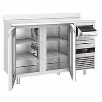 Stół chłodniczy barowy do napojów PREMIUM – 1580 x 600 mm – z 2 drzwiami szklanymi, rantem i odbijakiem do kawy