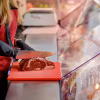 لوح تقطيع مزود بأقدام مانعة للانزلاق - EN 600x400 - متوافق مع معايير HACCP - أحمر