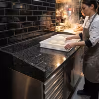 Table réfrigérée à pizza PREMIUM - 2000 x 800 mm - avec 2 portes et 7 tiroirs