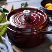 STAUB | LA COCOTTE - Cocotte - Ø 240 mm - Lijevano željezo - Crvena boja grenadine