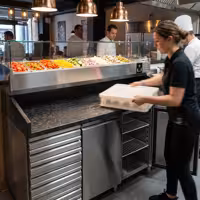Pizzapult PREMIUM - 2025x800 mm - 2 ajtó + 7 fiók - feltéthűtővel üvegtetővel - 9x GN 1/3 - gránit munkalappal