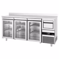 Stół chłodniczy barowy do napojów PREMIUM – 2130 x 600 mm – z 3 drzwiami szklanymi, rantem i odbijakiem do kawy