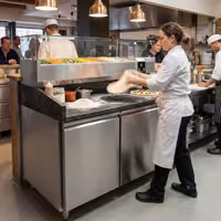 Table réfrigérée à pizza PREMIUM - 1500 x 800 mm - avec 2 portes - incl. vitrine réfrigérée - 7 x GN 1/4