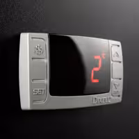 Stół chłodniczy sałatkowy PREMIUM – 1368 mm – z 3 drzwiami – z otworem na 4x GN 1/1 i pokrywą ze stali nierdzewnej