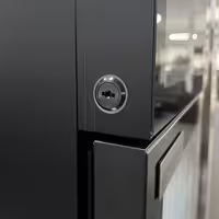 Mini zamrzivač - 460 mm - s jednim staklenim vratima i ugrađenim 19" LCD zaslonom - crna