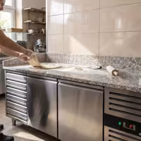 Stół chłodniczy do pizzy ECO – 2000 x 800 mm – z 2 drzwiami i 7 szufladami