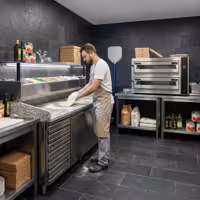 Stół chłodniczy do pizzy ECO – 2000 x 800 mm – z 2 drzwiami i 7 szufladami – z witryną nadstawną chłodniczą LED na 10x GN 1/4