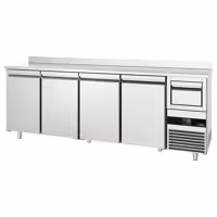 Stół chłodniczy barowy do napojów PREMIUM – 2690 x 600 mm – z 4 drzwiami, rantem i odbijakiem do kawy