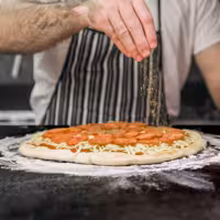 Stół chłodniczy do pizzy PREMIUM – 2000 x 800 mm – z 2 drzwiami i 7 szufladami – z witryną nadstawną chłodniczą LED na 10x GN 1/4