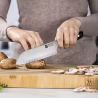 ZWILLING | PRO - Santoku - Sa nazubljenim rubom - Oštrica: 180 mm 